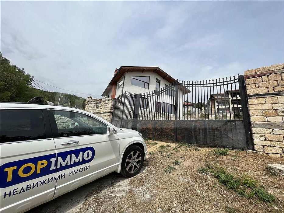 Двуетажна къща в село Рогачево