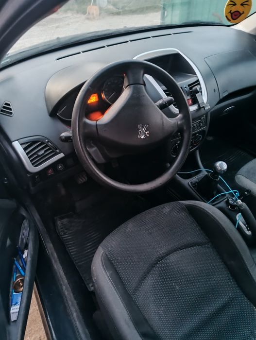 Продавам Пежо 206 +