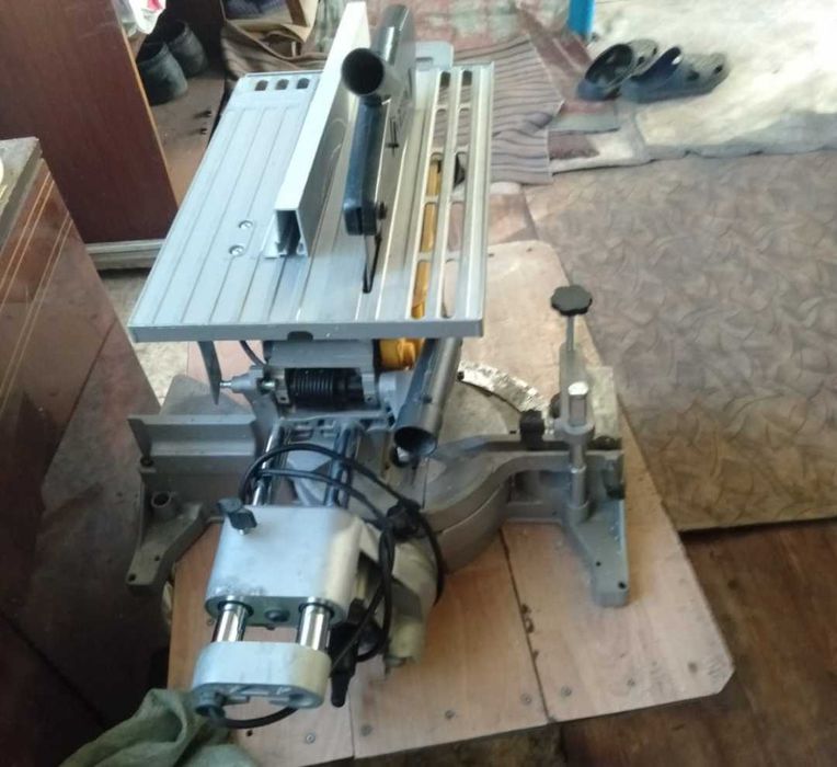 Продам Пилу Торцовочню  DeWALT  D27111