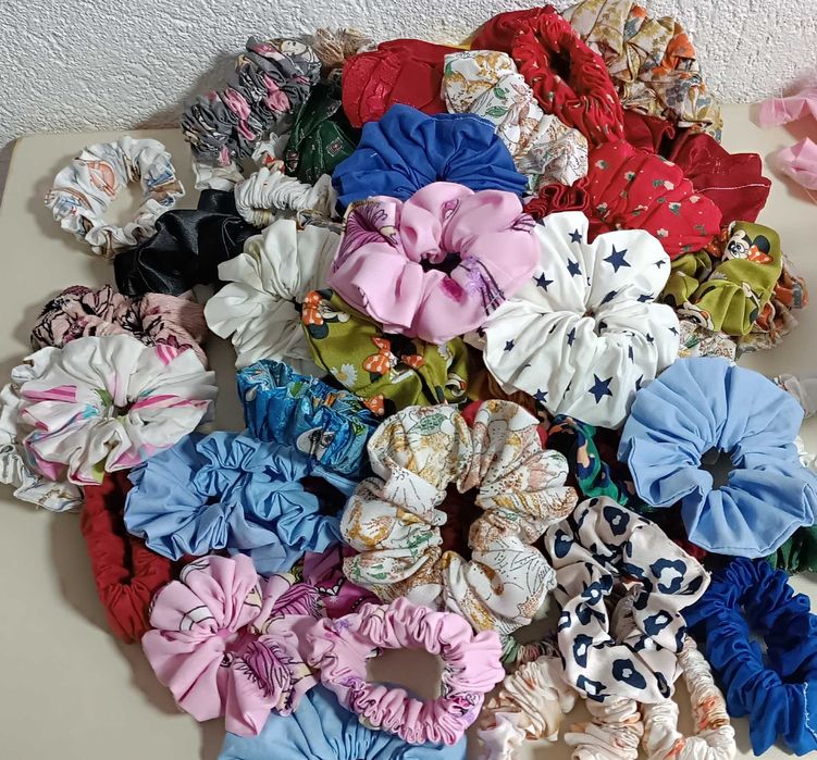 Продавам на едро 70 броя ластици за коса скрънчи