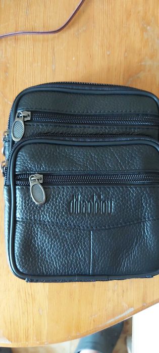 Продавам мъжки черни чанти от естествена кожа с пет отделения с цип