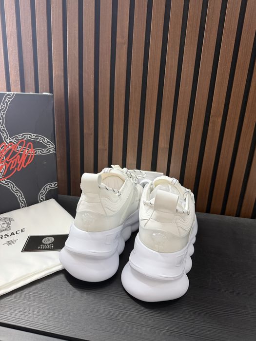 Adidasi Versace chain reaction