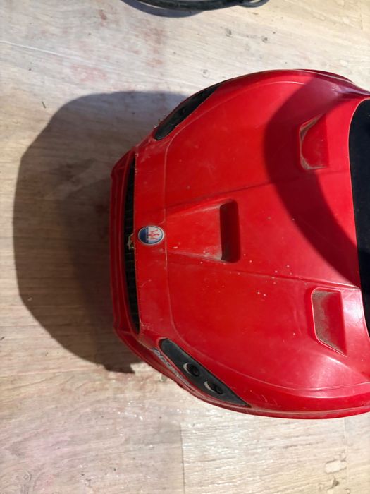 Червена кола мазерати