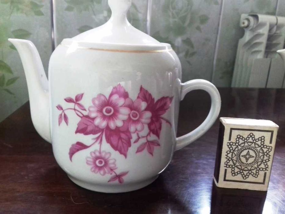 Фарфоровые чайник и 6 чашек без блюдцев времен СССР