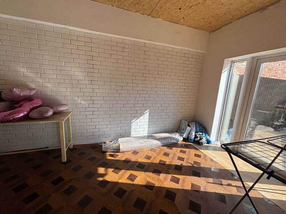 продам 2-х этажный коттедж в центре