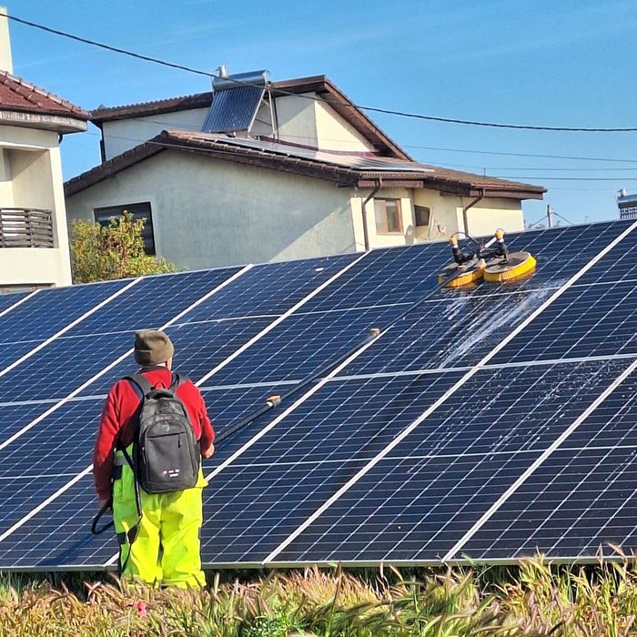 Servicii profesionale pentru curățarea panourilor fotovoltaice