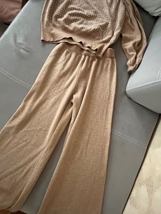 Комплект от блуза с камъни и блестящ панталон