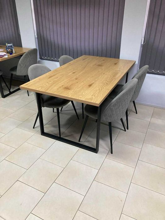 маса със столове и диван