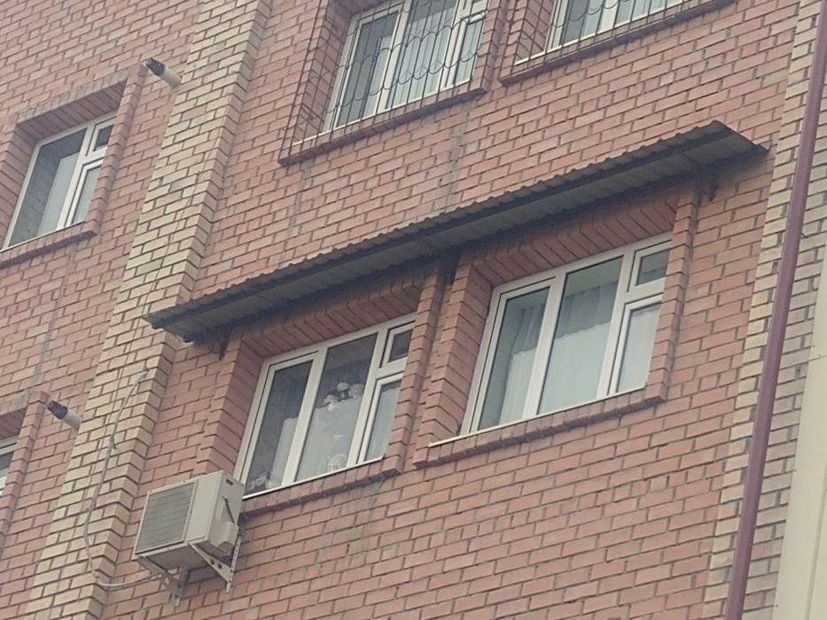 Установка козырьков.