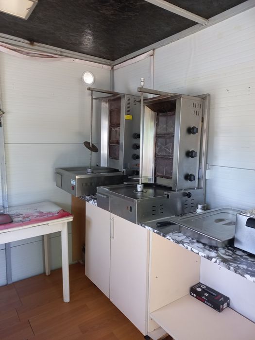 Vând rulota fast-food compet utilata