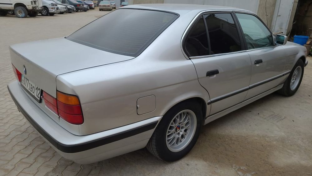 Продам машину BMW 520