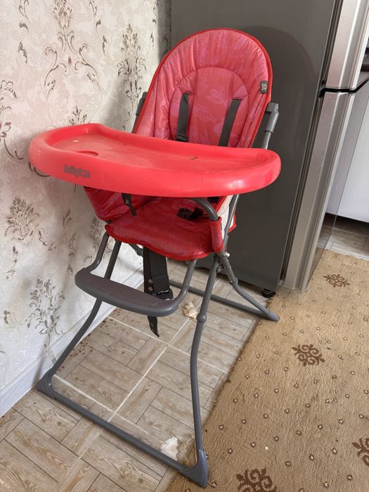 Игрушки и детский стульчик для кормления