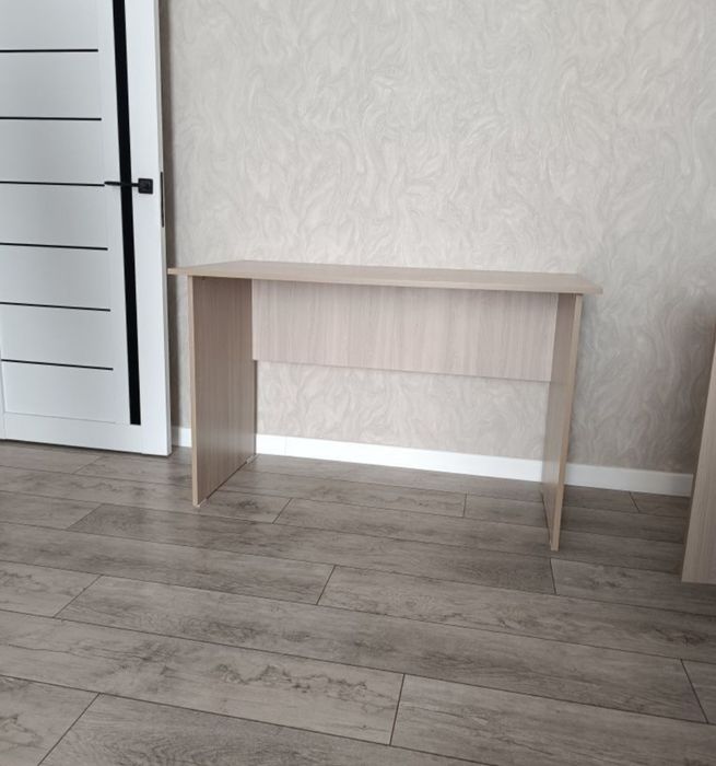 Продам новый стол и табуретки