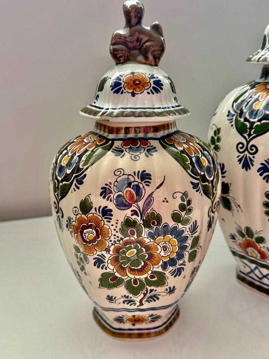 Две вази / урни Royal Delft Polychrome