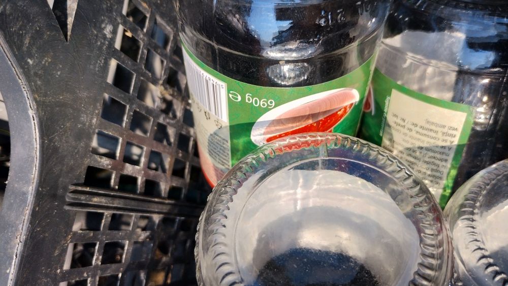 Borcane de 4.300 litri și sticle de suc de roșii