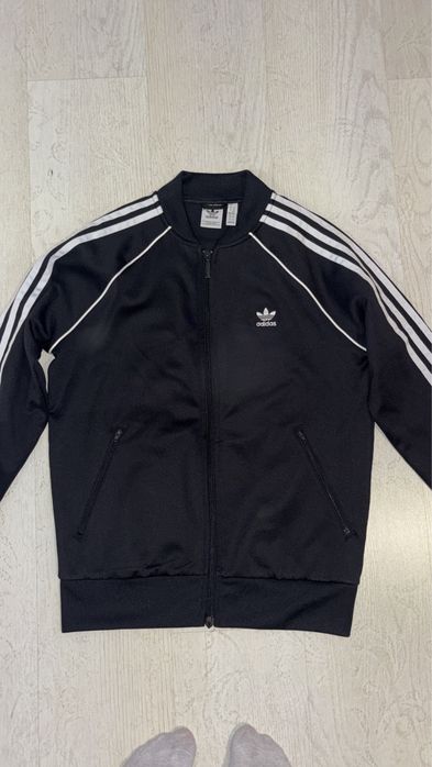 Горнище Adidas чисто ново нито един път носено