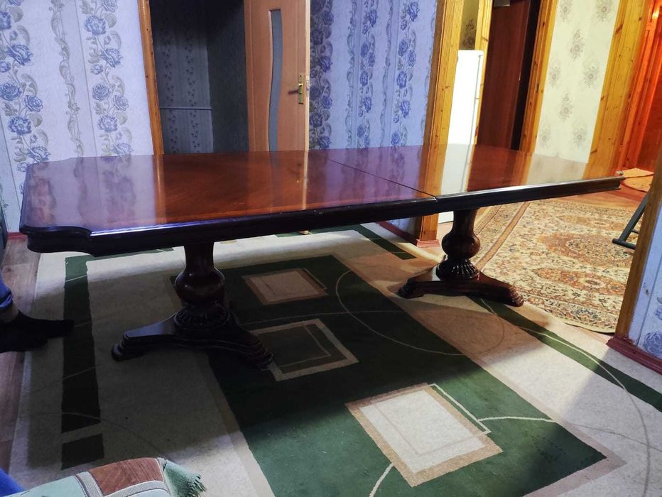 Добротный стол для зала