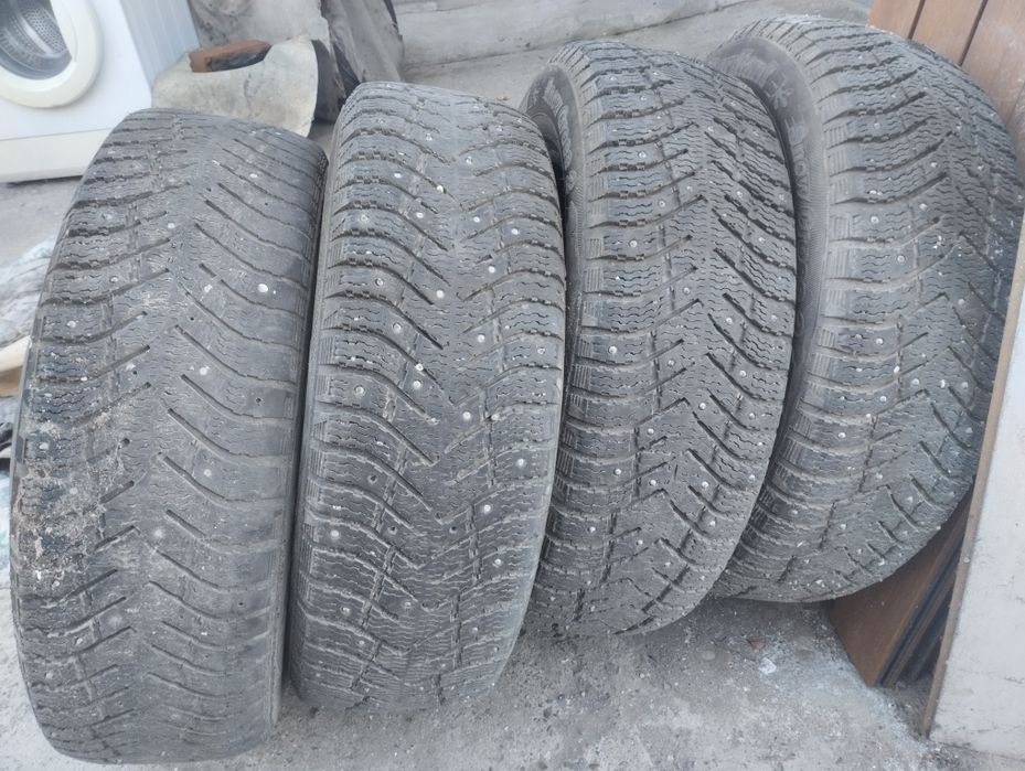 Продам зимнюю резину.