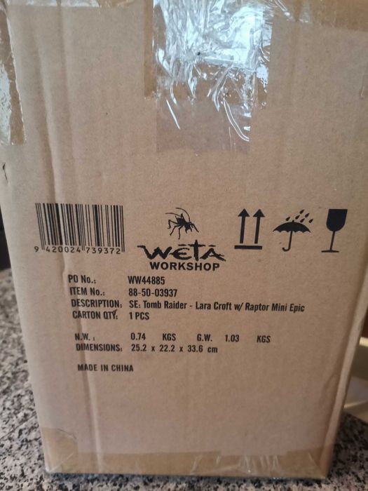 Weta Workshop Tomb Raider - Lara Croft & Raptor, 24 cm