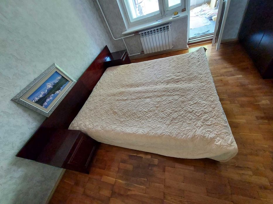Две кровати с тумбочками