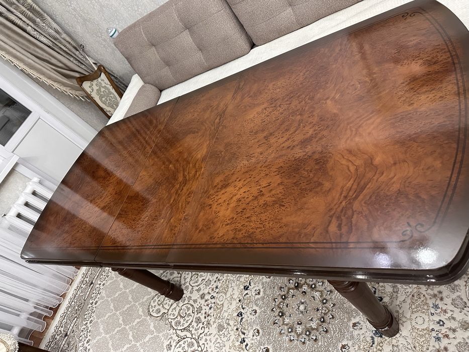 Стол раздвижной.