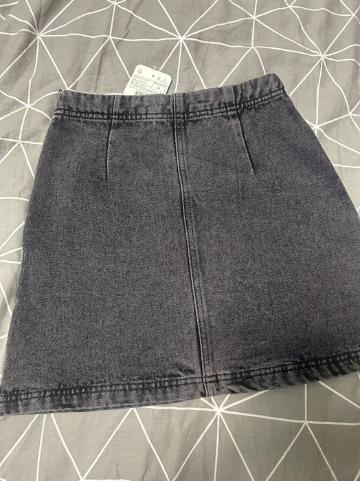 Къса черна дънкова пола с капси