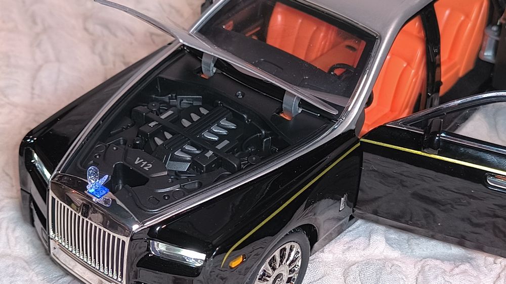 Метална кола Rolls Royce Phantom,1:18 , чисто нова