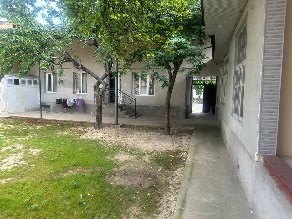 Продает участок вдоль дороги 1-линя