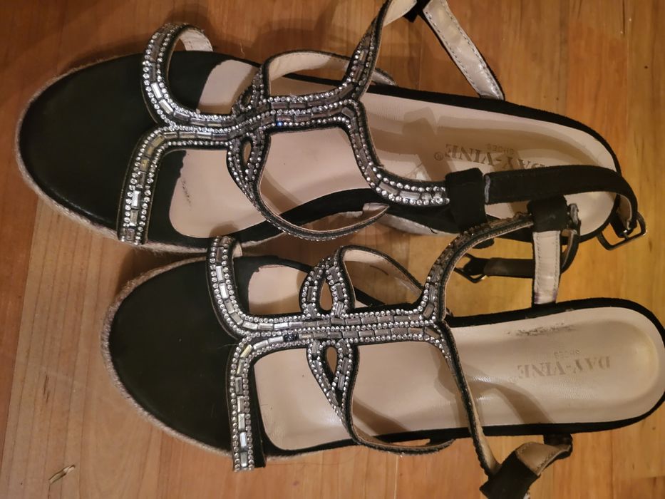 Красиви сандали на платформа