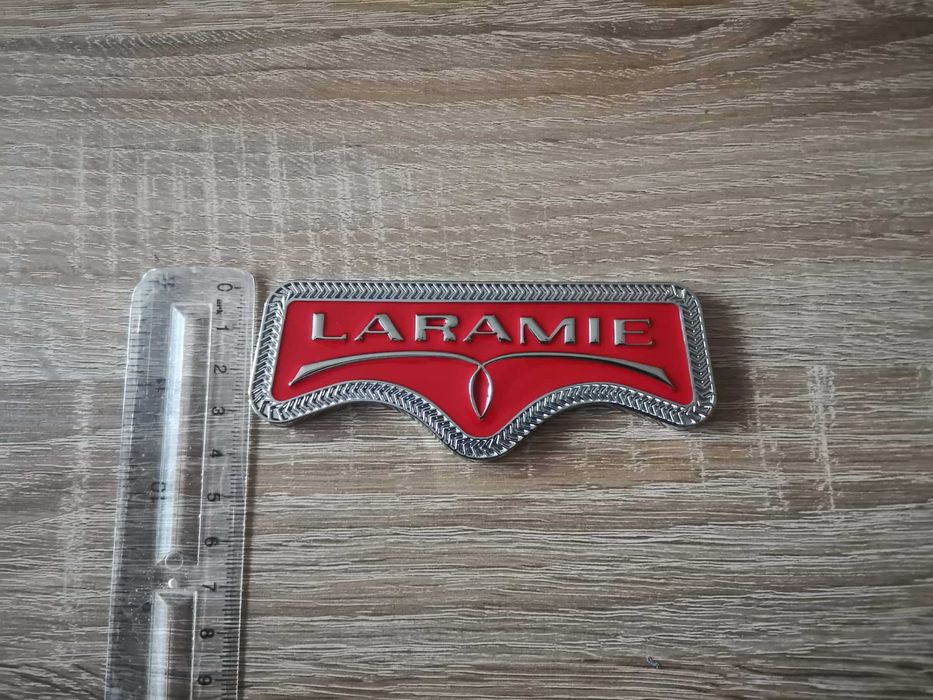 Dodge RAM Laramie червена емблема