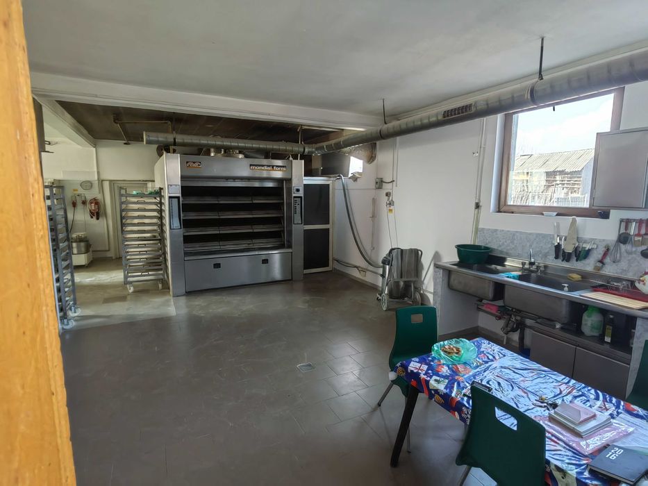 Vând casă,închiriez magazin + Terasă