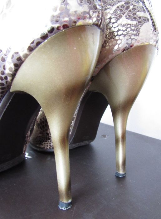 Стилни дамски боти в змийски златен принт