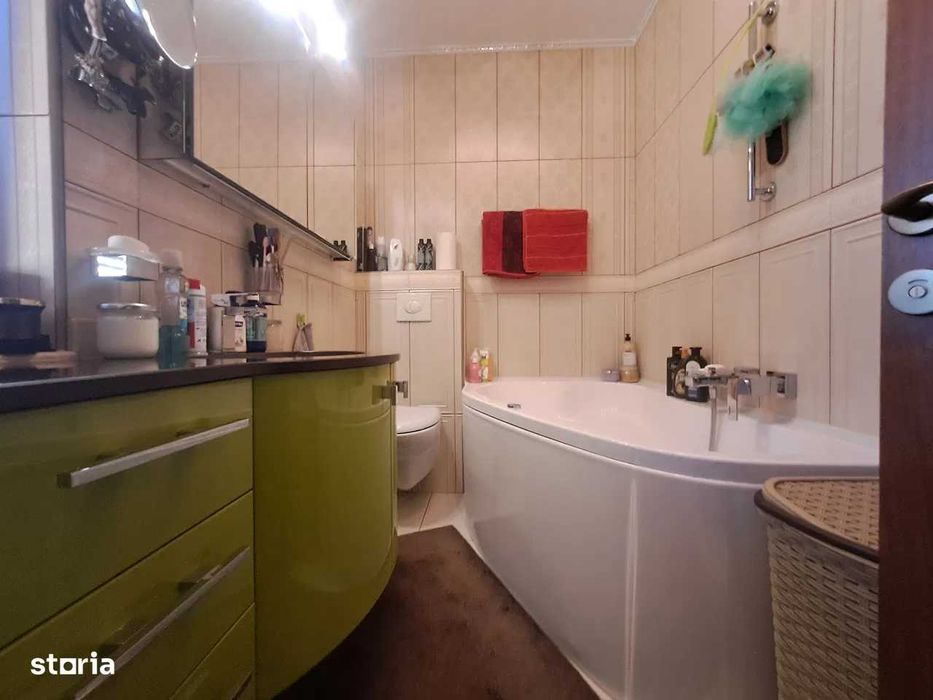 Vila individuala P+1+M cu curte spatioasa si piscina, zona foarte buna