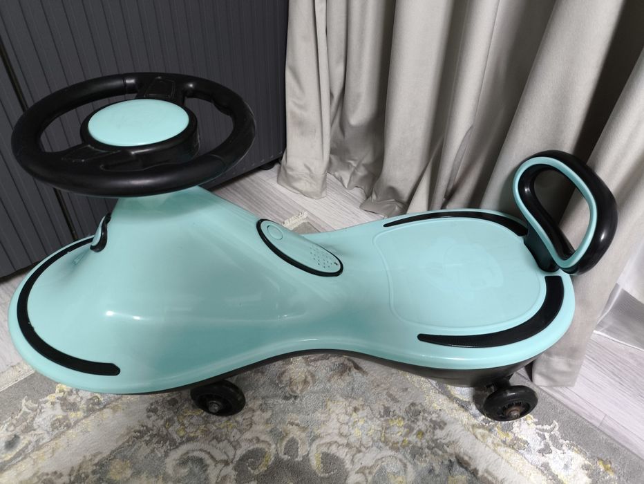 Продам машинку детскую