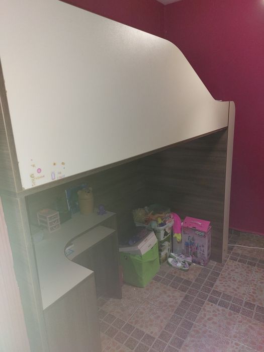 Двуетажно легло с бюро