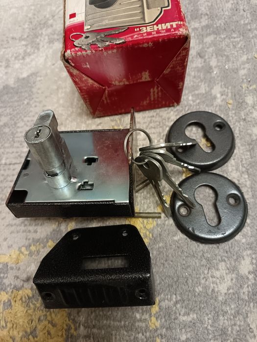 Замок дверной накладной