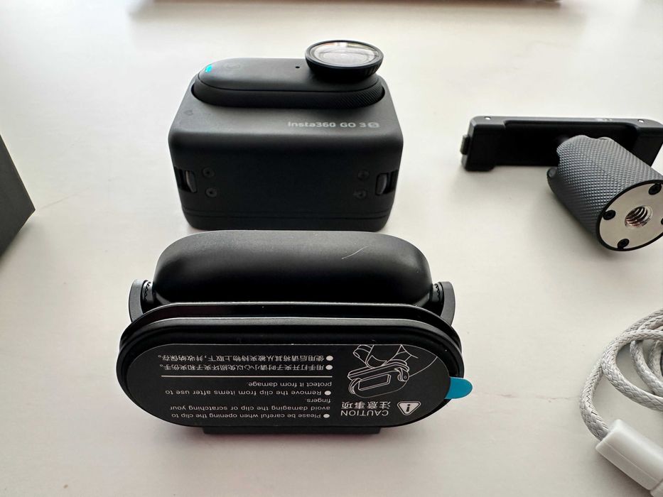 Спортна камера Insta360 GO 3S 128GB – като нова, пълен комплект + допълнителни аксесоари