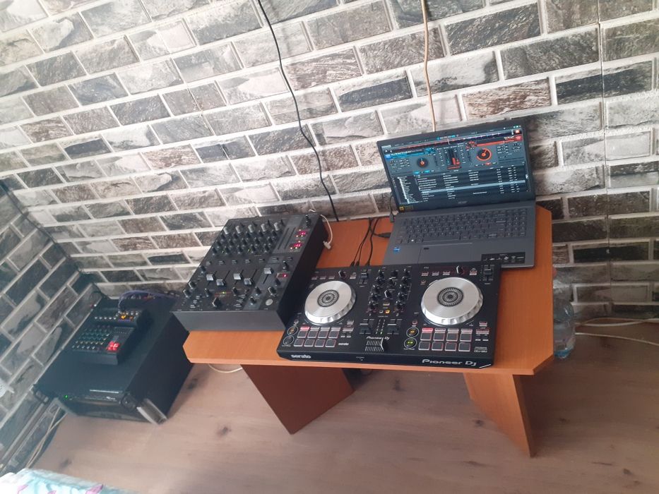 De vanzare mixer pasiv behringer DJX 750