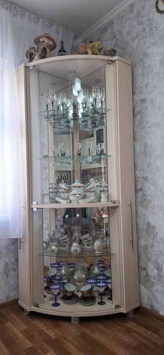 Продам витрину для посуды.
