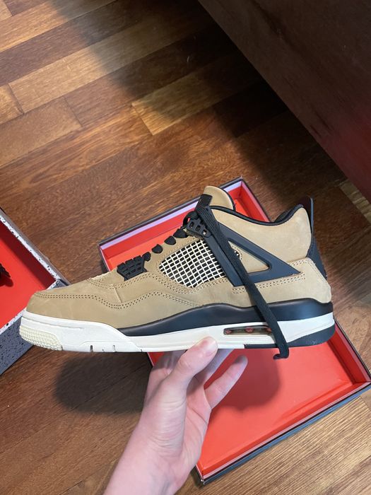 Jordan 4 Retro fossil