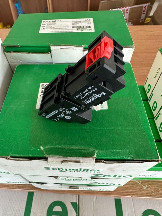 Soclu Releu Schneider RXZE2M114 4CO 14 Pini 10 A 300 VAC