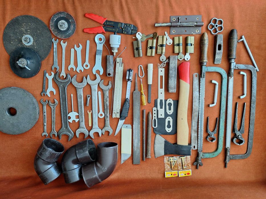 Chei, scule, topor, bomfaiere etc accesorii costructii, aproximativ 36 buc
