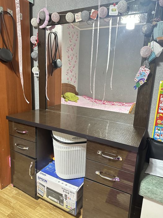 Кровать, шкаф, тумба с зеркалом