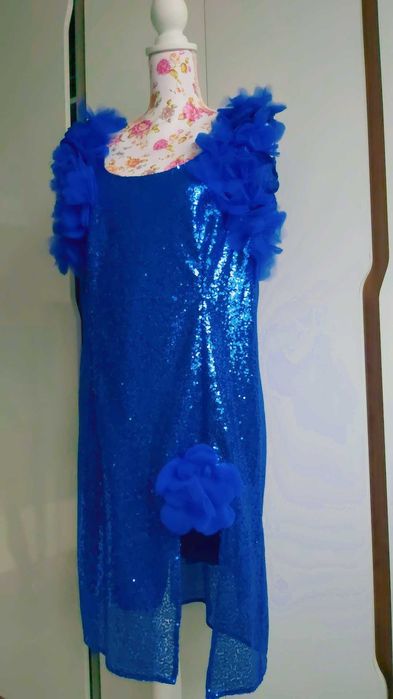 Vând rochii marimea M L XL și pe comandă.