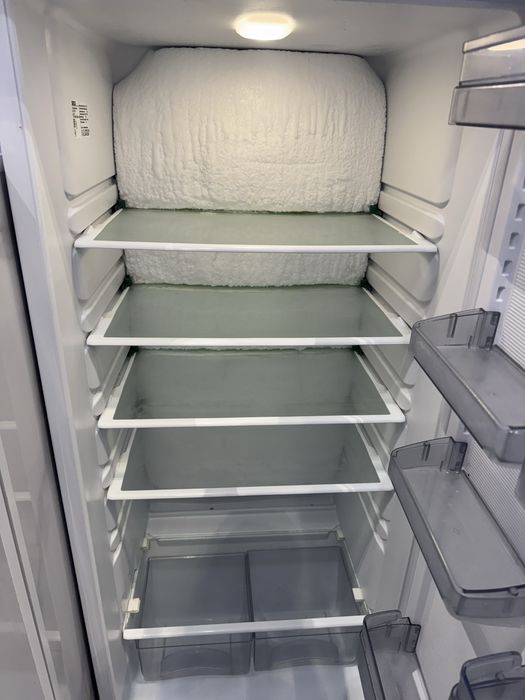 Тоңазытқыш сатылады,жұмыс істейды