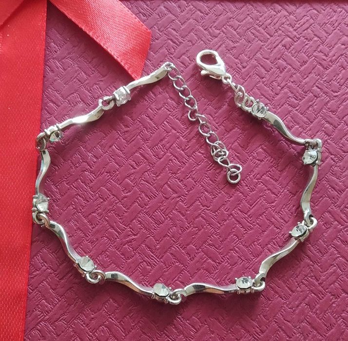 Нова, сребърна гривна. Голям избор от различни модели. Всяка- в кутия.