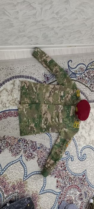 Yosh bola harbiy formasi sotiladi.