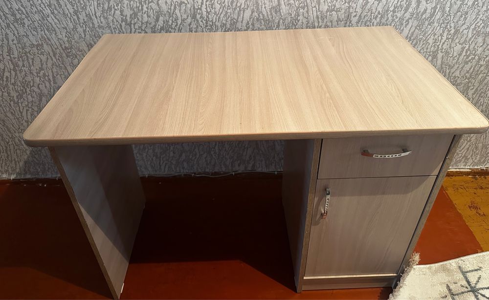 Продам столик в хорошем состояние