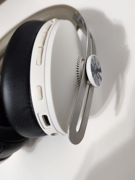 Sennheiser Momentum 3 (ca noi) impecabile.