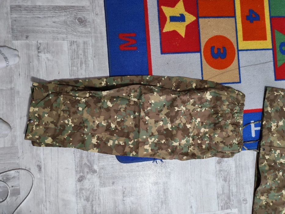 Vând costum intemperii(pelerina si pantaloni)